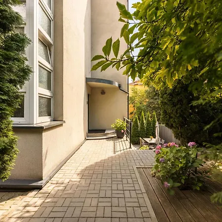 Urabn With Garden No 2a - Air Condition - Free Parking Lägenhet